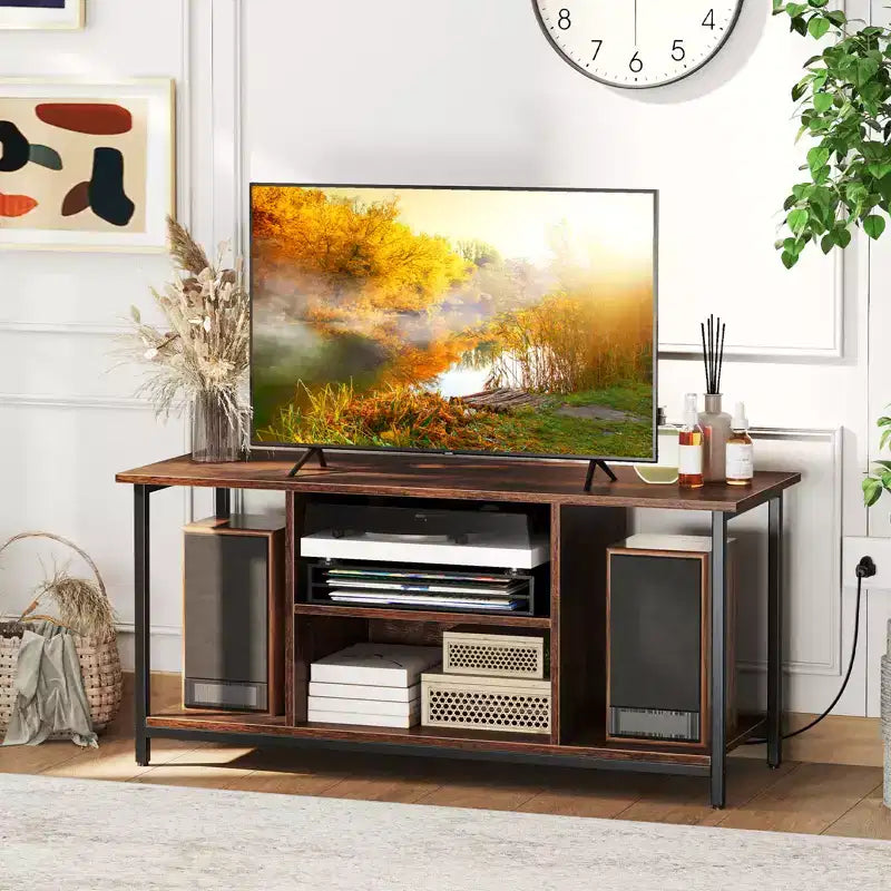 Costway Mobile Porta TV per Televisori Fino a 50 Pollici, Mobile da Intrattenimento Industriale a 3 Ripiani con 2 Vani Aperti e Ripiano Regolabile con Presa di Corrente, Marrone