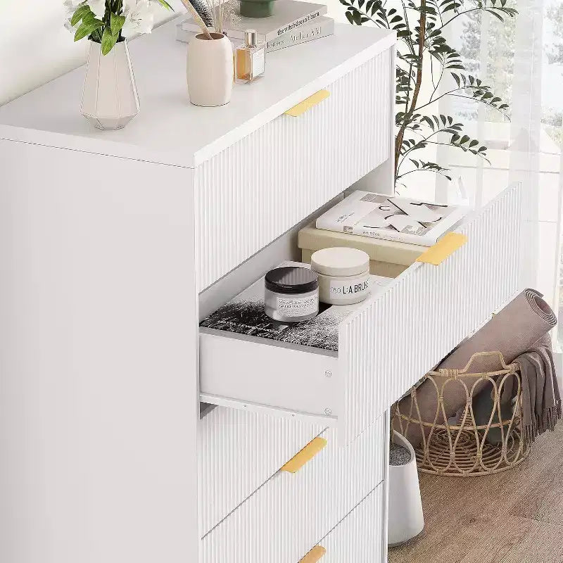 Cassettiera a 5 cassetti scanalata alta 119 cm con maniglie dorate, mobile contenitore con finitura color legno per armadio e ingresso, organizer multiuso