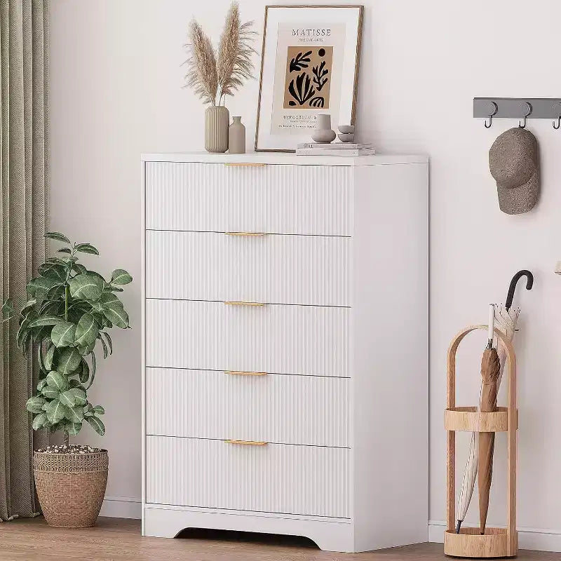 Cassettiera a 5 cassetti scanalata alta 119 cm con maniglie dorate, mobile contenitore con finitura color legno per armadio e ingresso, organizer multiuso