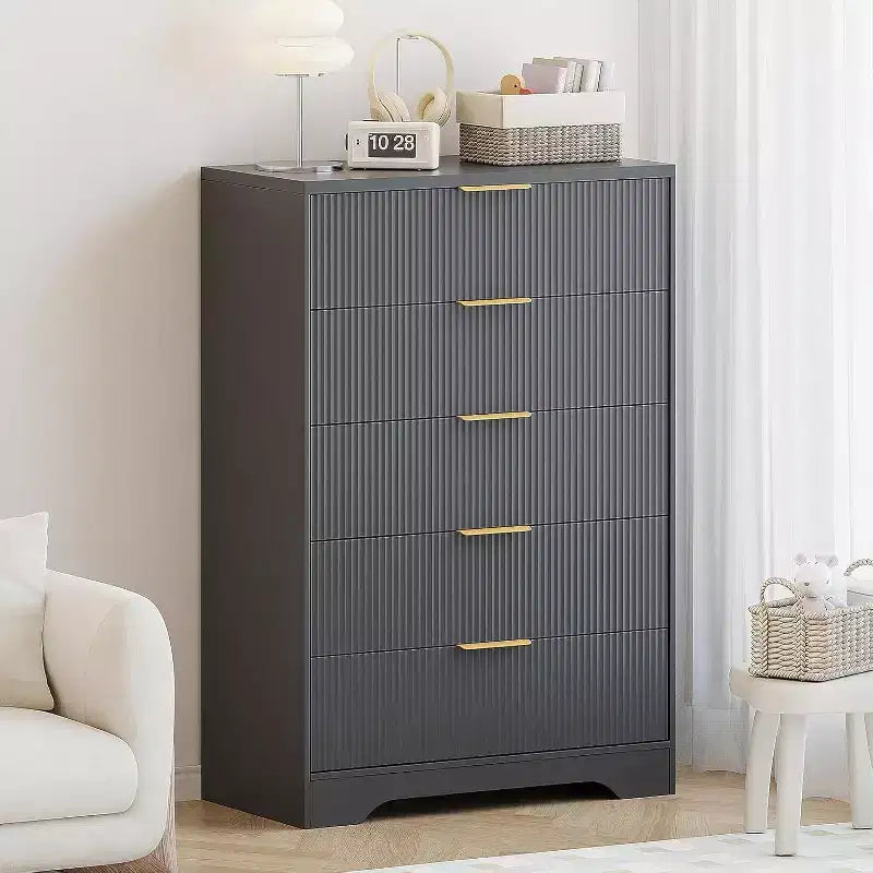 Cassettiera a 5 cassetti scanalata alta 119 cm con maniglie dorate, mobile contenitore con finitura color legno per armadio e ingresso, organizer multiuso