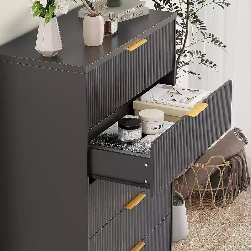 Cassettiera a 5 cassetti scanalata alta 119 cm con maniglie dorate, mobile contenitore con finitura color legno per armadio e ingresso, organizer multiuso