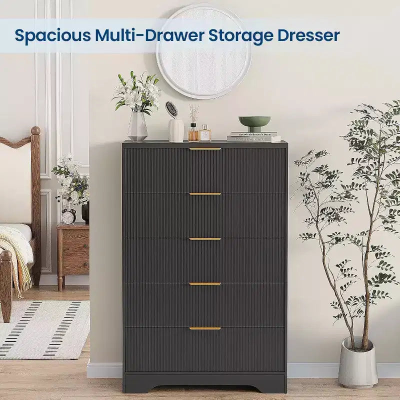 Cassettiera a 5 cassetti scanalata alta 119 cm con maniglie dorate, mobile contenitore con finitura color legno per armadio e ingresso, organizer multiuso