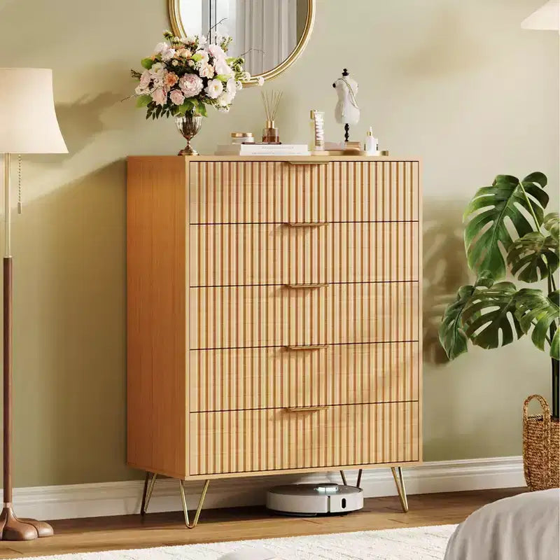 Comò moderno a 5 cassetti, altezza 121 cm, rovere naturale, maniglie oro, portata superiore 90 kg, antiribaltamento, impermeabile, contenitore di design per camera da letto/corridoio