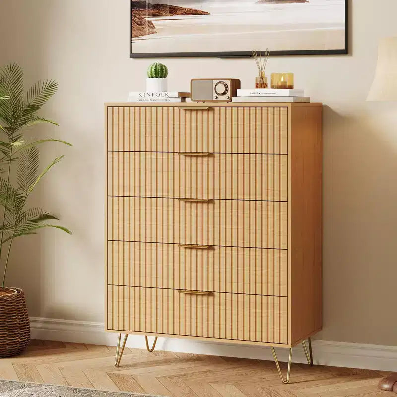 Comò moderno a 5 cassetti, altezza 121 cm, rovere naturale, maniglie oro, portata superiore 90 kg, antiribaltamento, impermeabile, contenitore di design per camera da letto/corridoio