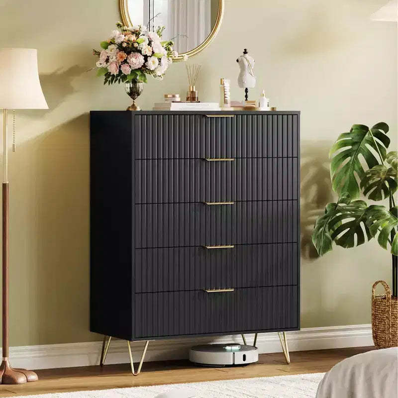 Comò moderno a 5 cassetti, altezza 121 cm, rovere naturale, maniglie oro, portata superiore 90 kg, antiribaltamento, impermeabile, contenitore di design per camera da letto/corridoio