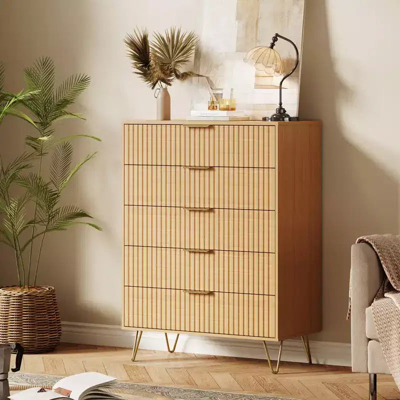 Comò moderno a 5 cassetti, altezza 121 cm, rovere naturale, maniglie oro, portata superiore 90 kg, antiribaltamento, impermeabile, contenitore di design per camera da letto/corridoio